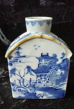 A GOOD 18TH CENTURY HAND PAINTED CHINESE TEA CADDY.