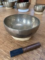 Antique Himalayan singing bowl D4 23cm 1.4kg handmade, inc pad & wand