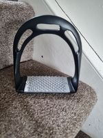 Amidale Jin Stirrup Black 4.75"