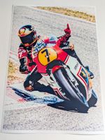 MOTORSPORT LEGEND WORLD CHAMPION BARRY SHEENE GIVING THE V SIGN ON YAMAHA 1982