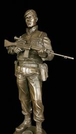 COLD CAST BROZE BRITISH ARMY SOLDIER OP BANNER 13"HIGH ROYAL ARTILLERY