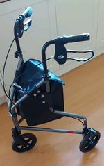 3 wheeled walker (Silver grey Lightweight Tri-Walker