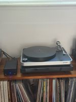 clearaudio concept turntable with separate Power supply and new MC Hana Cart