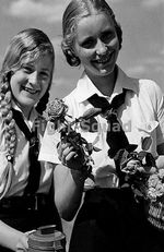 WW2 Picture Photo Young women of Bund Deutscher Mädel League of German Girl 2922