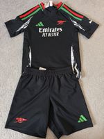 Arsenal kids Football Kit Age 5-6 in very Condition Check my page
