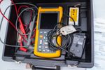Fluke 123  SCOPEMETER  Oscilloscope 20Mhz Calibrated with Leads and Case