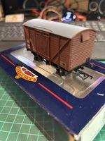 Bachmann 38-161A OO Gauge 12T Planked Vent Van BR Bauxite Late B758582 Boxed