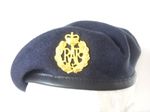 RAF BERET  & MOD ISSUE CAP BADGE QUEENS CROWN - RAF REGIMENT