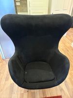 Iconic Arne Jacobsen lounge chair. Black with stainless steel fr