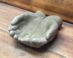 STONE GARDEN PAIR OF HANDS HAND BIRD FEEDER BATH MEMORIAL STATUE ORNAMENT