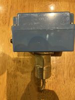 Johnson Controls F61SB-9100  Airflow / Liquid Flow Switch (Paddle Flow Switch)
