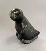 1980's SIGNED  INUIT CARVED DARK GREEN SOAPSTONE PUFFIN BIRD FIGURINE 5A-04123