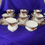 A Vintage Royal Albert Old Country Roses 20 Piece Teaset