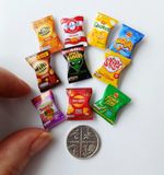 DOLLS HOUSE MINIATURE 1:12 * 10 X MIXED CRISP PACKETS * COMBINED P+P (S2)