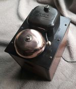 ELECTRIC VINTAGE GEC BAKELITE DOOR BELL BUTLER BELL ON WOODEN BOX 