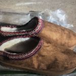 Women’s slipper shoes cozy brown size 8.5