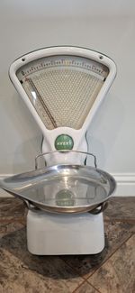 AVERY  1105 CCE VINTAGE WEIGHING SCALES. WHITE & GREEN COLOUR - IN WORKING ORDER