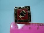 A VINTAGE RARE GUINNESS SQUARE PIN BADGE OF AN OLD HALF GLASS OF GUINNESS