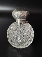 ANTIQUE WALKER & HALL HALLMARKED 1911 CUT GLASS PERFUME BOTTLE WITH HINGED TOP.