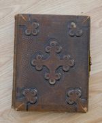 VICTORIAN PHOTO ALBUM FILLED WITH 100x CDV/CABINET CARDS, NICE COFFEE TABLE ITEM
