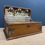ANTIQUE ENGLISH VICTORIAN OAK TANTALUS DECANTER SET W/3 DECANTERS & KEY