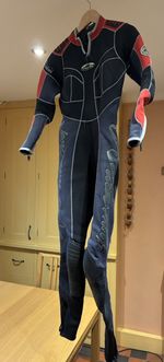 Waterproof ladies 5mm wetsuit, size ML - great performance flexible wetsuit