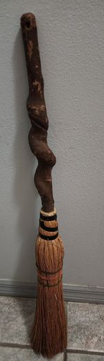 Handcrafted World Famous Vtg. Olge's Straw Broom w/ Carved Twisted Wood Handle