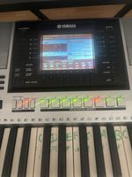 Yamaha PSR-S900 61-Key Electronic Keyboard Synth Action Built-in Speaker Silver
