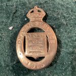 WW1 On War Service 1915 Cap Badge Brass No 77165. MADE BY GAUNT. Ga14