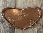 ARTS & CRAFTS HAND BEATEN COPPER DECORATIVE TRAY DEPICTING HONESTY