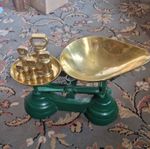 Vintage Salter Green Cast Iron Kitchen Scales Brass Pans & 7 Imperial Weights