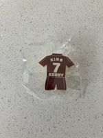 LIVERPOOL FC MEMORABILIA  - KING  KENNY No.7 DALGLISH HOME KIT PIN BADGE