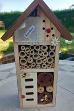 Bug Hotel Made of Wood and Metal Insect Bugs & Bees 🐝