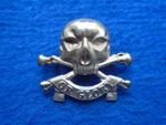 17TH/21ST LANCERS, DEATH OR GLORY SKULL & CROSS BONES METAL CAP BADGE, UK MADE.
