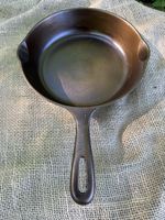 Vintage Unmarked Wagner Ware Cast Iron Skillet No. 5