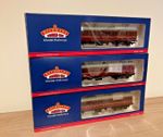 Set of Three Bachmann Mk1 Suburban Coaches 34-700B 34-604B 34-627B in 00 Gauge