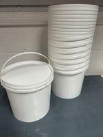 8 x 5 LITRE PLASTIC BUCKETS WITH HANDLE & SNAP LID. WHITE… ROUND…CHEAP PRICE…