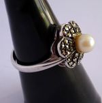 Gorgeous vintage solid sterling silver ring set with pearl & marcasite, size M