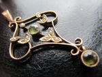 Vintage 9ct gold   lavaliere    2.3g.   40mm.  9ct stamp