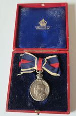 1902 King Edward VII Coronation Medal Silver Elkington Case Lady's Bow Ribbon