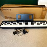 Roland FP-10 88-Key Digital Piano Black with Pedal, Power Supply & Music Rest