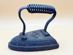 VINTAGE CAST IRON SAD FLAT IRON LAUNDRY PRESSING TOOL COIL SPRING HANDLE OLD