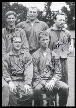 1966 WORLD CUP POSTCARD SHOWING BOBBY MOORE SIGNED BY FOUR ENGLAND WINNERS