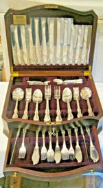 Vintage Viners Buckingham Cutlery canteen Mahogany .with Key . 76 pieces 