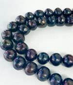 a string 38 cm of dyed black freshwater pearl beads, 10 mm round