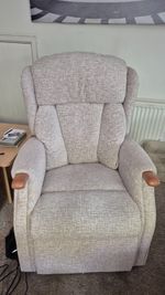 Celebrity Electric Rise And Recline Chair  Pre-owned