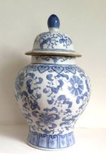 LARGE CHINESE PORCELAIN BLUE AND WHITE TEMPLE JAR GOOD CONDITION CONDITION