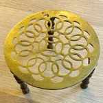 Vintage Peerage England brass trivet/pot stand 9cm high. dia 13.5cm