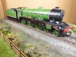Hornby 00 Gauge LNER Class B17 Steam Loco/Tender 4-6-0 no 2859 in LNER Green
