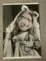 Miss Piggy The Muppet Show genuine hand signed black and white press photograph